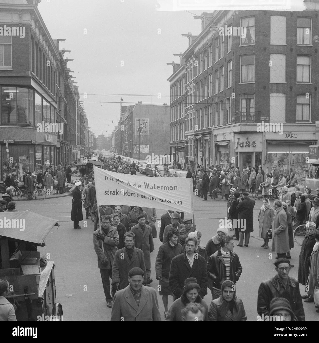 PvdA dimostrazione all'Aia contro la politica relativa alla Nuova Guinea Data: 14 aprile 1962 Località: L'Aia, Zuid-Holland Parole Chiave: Dimostrazioni, partiti politici Nome dell'istituzione: PvdA Foto Stock