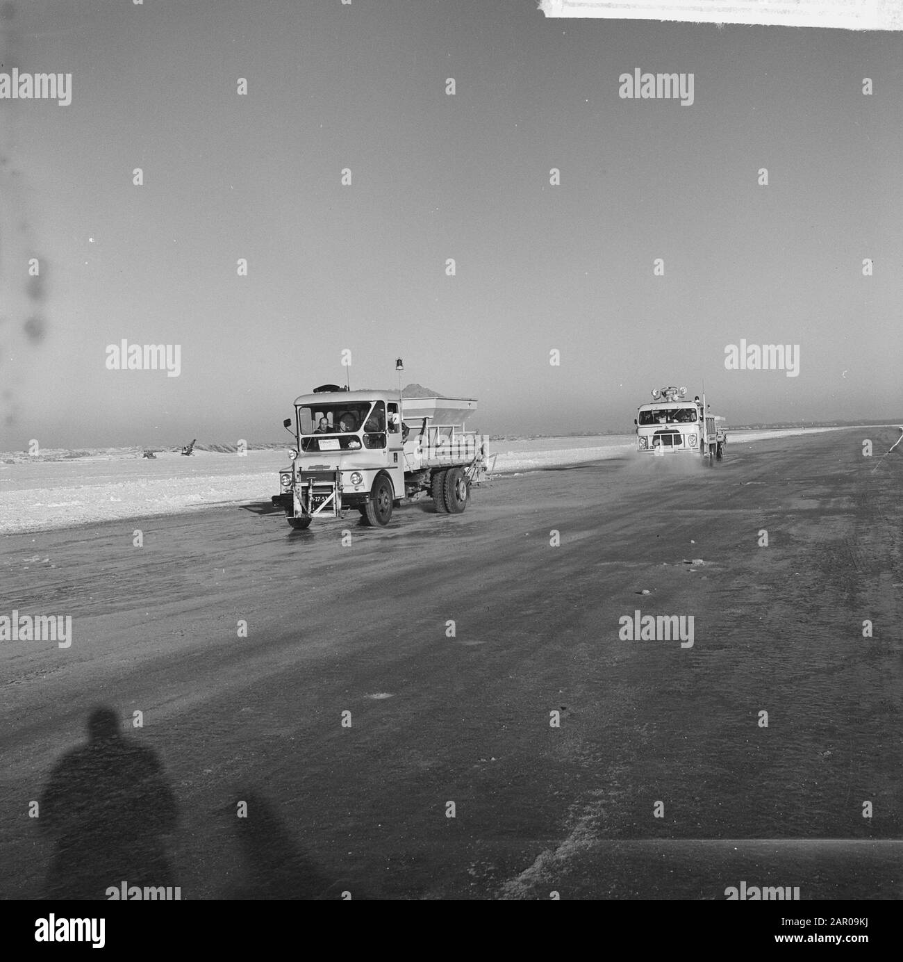 A Schiphol non più piste sdrucciolevoli, la diffusione e lo sprayitrio in azione Data: 9 gennaio 1963 Parole Chiave: Piste, spargitore Foto Stock