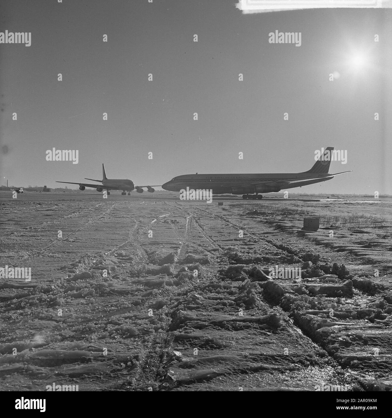 A Schiphol non più piste sdrucciolevoli, la dispersione e spruzzatura Rio in azione Data: 9 gennaio 1963 Parole Chiave: Aeroplani, spanditori Foto Stock