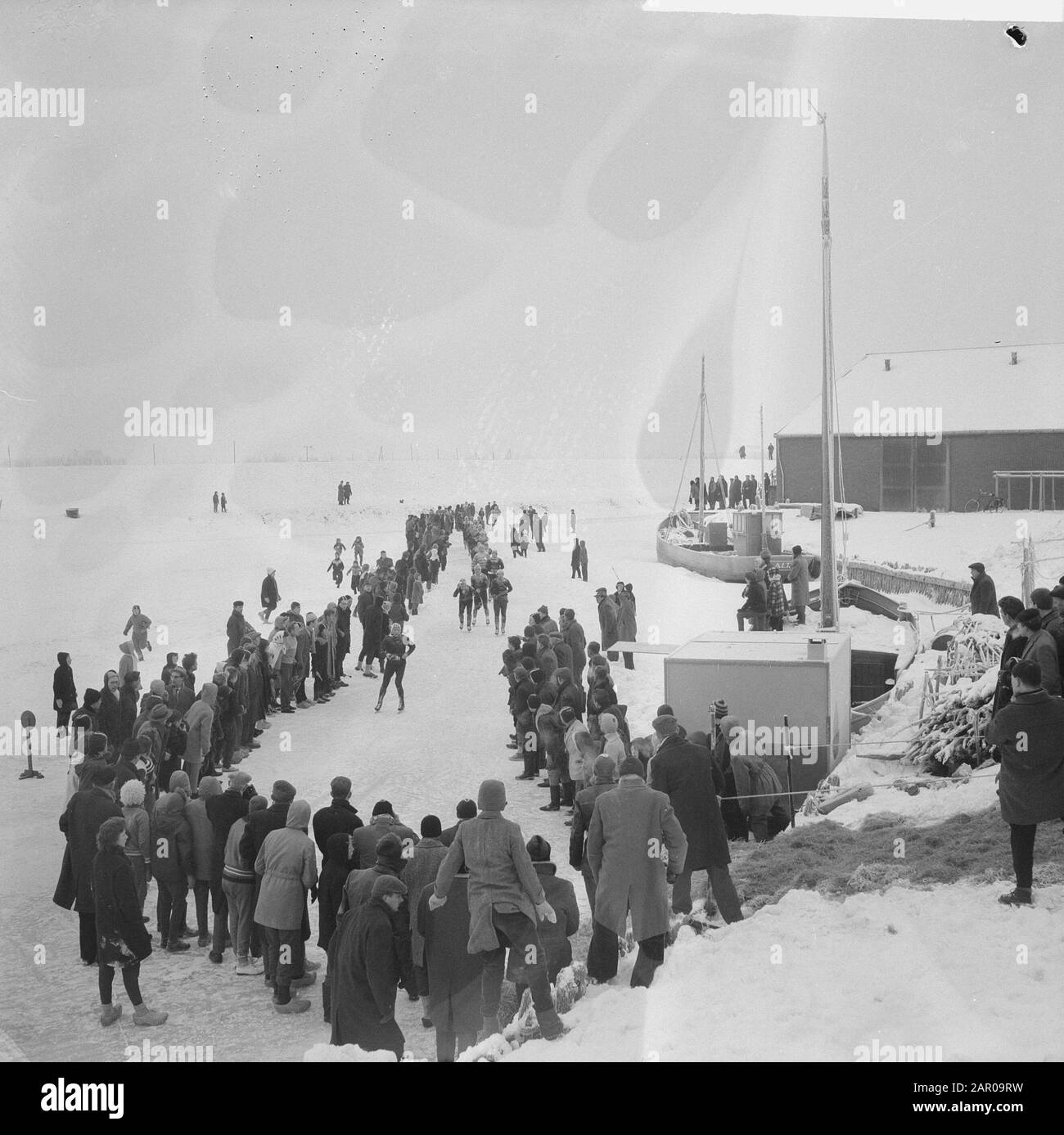 Elfstedentocht 1963 Panoramica a Workum, da Hindeloopen i partecipanti hanno guidato Ijsselmeer Data: 18 Gennaio 1963 Località: Friesland, Workum Parole Chiave: Skating, sport Nome dell'istituto: Elfstedentocht Foto Stock