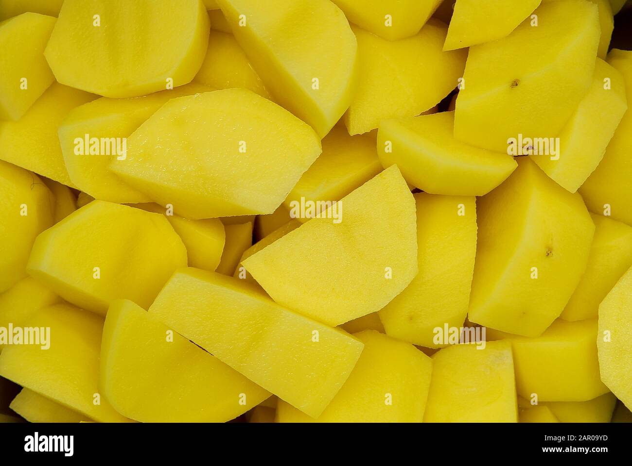 Full frame primo piano di fette di patate crude fresche tagliate Foto Stock