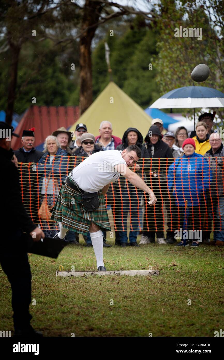 Concorrente di Stone Put durante i Giochi Highland a Glen Innes Celtic Festival NSW Foto Stock