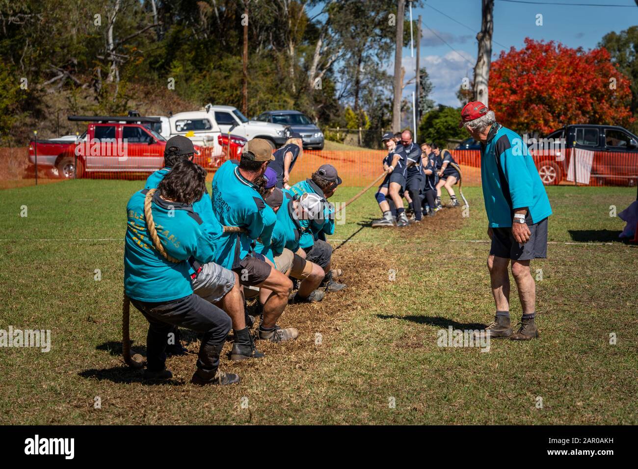 Tug - o squadre di guerra competono in Highland Games al Glen Innes Celtic Festival NSW Foto Stock