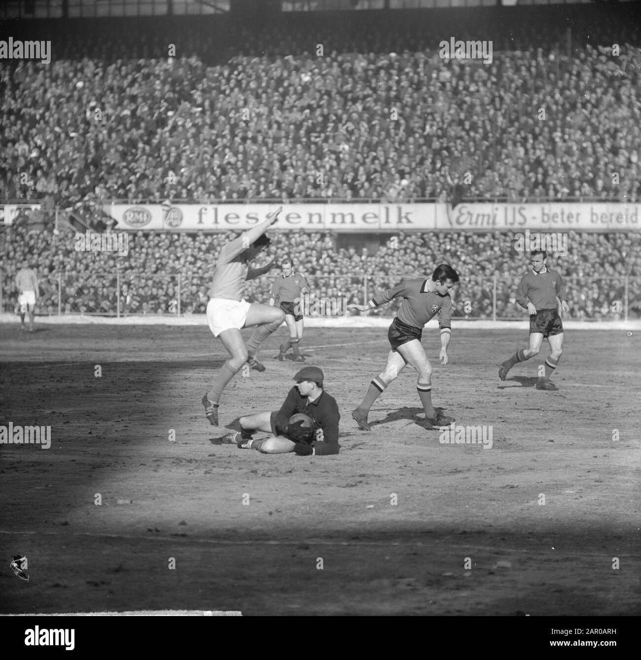 Olanda vs Belgio 0-1.Keeper Nicolai sceglie palla per imminente Swart Data: 3 marzo 1963 Parole Chiave: Palle, goalkeepers Foto Stock