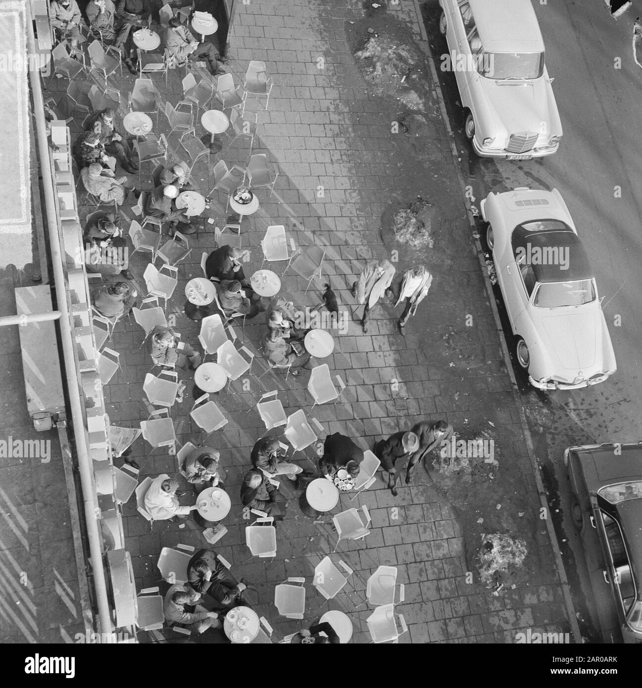 Al sole di Rembrandtsplein Amsterdam Data: 3 Marzo 1963 Località: Amsterdam, Noord-Holland Parole Chiave: Automobili, terrazze Foto Stock