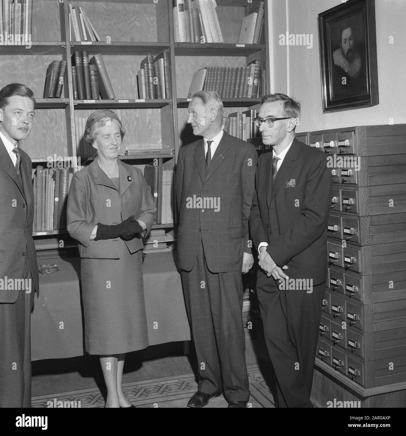 Art History Institute Amsterdam Universiteit vernie v.l.n.r. Dr. Bruijn Sig.Ra Schoking Roell Dr. Van Regteren Altena Professor Dr. Kamerbeek Data: 18 aprile 1962 Parole Chiave: Istituti, università Nome personale: Professor dr. Bruijn, Professore dr. Kamerbeek Foto Stock