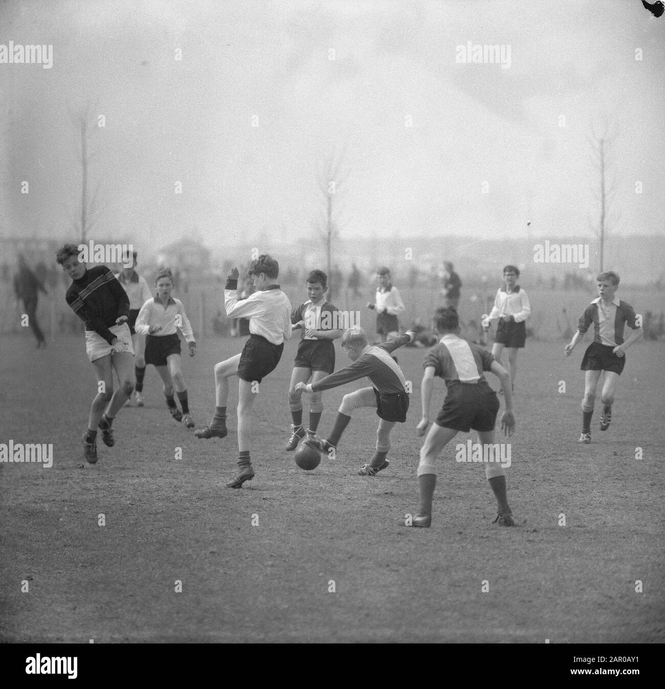 Concorso di Pasqua scuola di calcio (momento di gioco) Data: 18 aprile 1962 Parole Chiave: Scuole, sport, calcio Foto Stock
