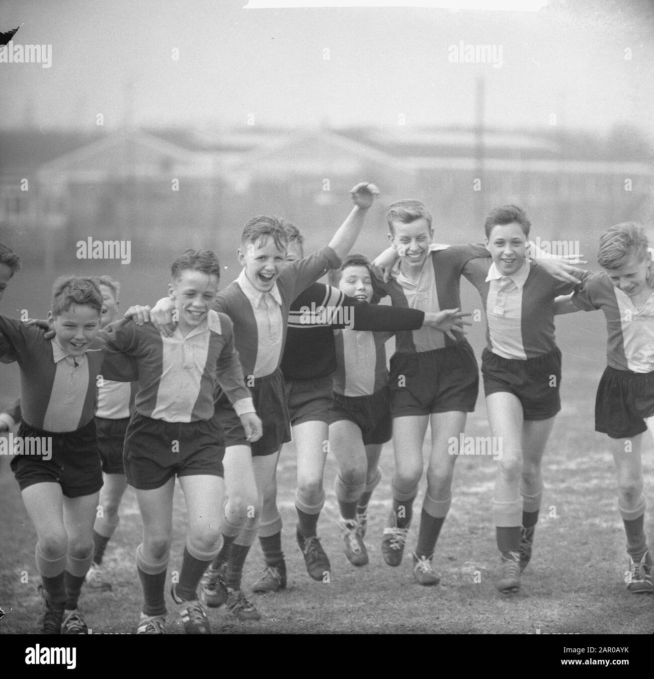 Concorso di Pasqua scuola di calcio jumping e cheering ragazzi Data: 18 aprile 1962 Parole Chiave: Ragazzi, scuole, sport, calcio Foto Stock