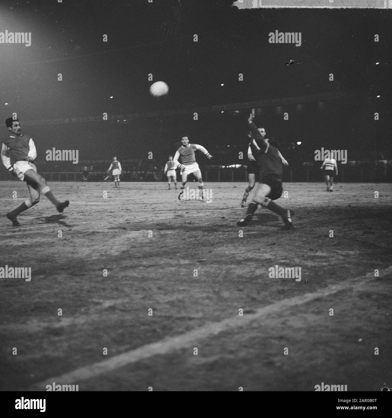 Europa Cup 1. Feyenoord contro Reims 1-1. Aksbi spara la palla sopra Pieters Graafland Data: 13 marzo 1963 Località: Rotterdam, Zuid-Holland Parole Chiave: Obiettivi, sport, calcio Nome personale: Pieters Graafland, Eddy Institution nome: Feyenoord Foto Stock