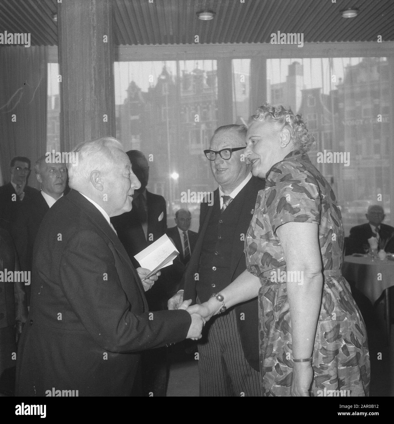 Associazione di insegnanti e insegnanti di Educazione Fisica nei Paesi Bassi (L.E.J. Kramer e Miss M. Rikkers) Data: 24 Aprile 1962 Località: Olanda Parole Chiave: Insegnanti, insegnanti, associazioni Nome personale: Kramer, L.E.J., Rikkers, M. Foto Stock