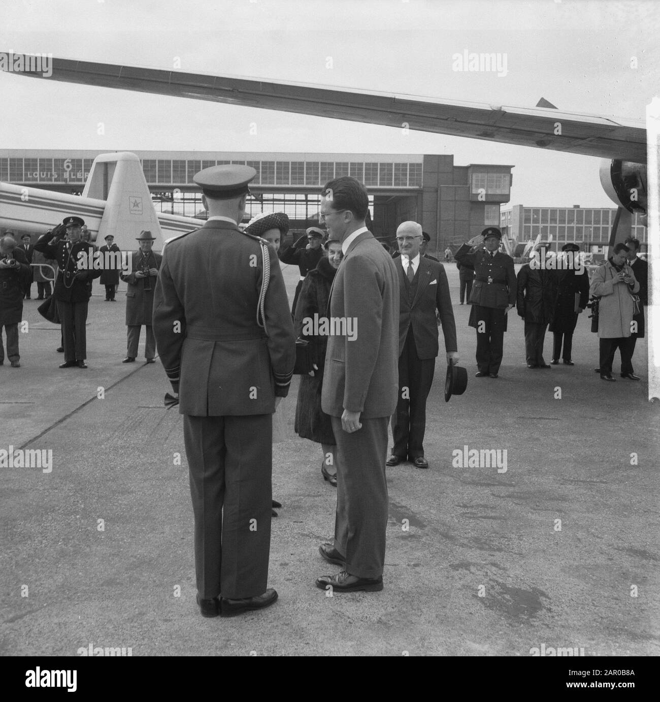 Fine della festa partenza Royal guests King Baudouin e Fabiola partenza Schiphol Data: 3 maggio 1962 Località: Noord-Holland, Schiphol Parole Chiave: Feste, ospite, partenza Nome personale: Boudewijn, Re del Belgio, Fabiola, Regina del Belgio Foto Stock