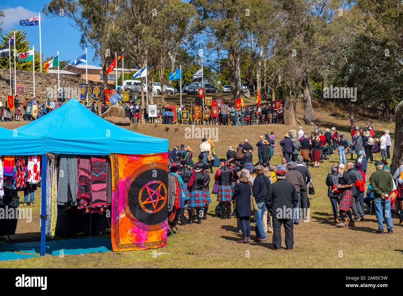 Raccolta dei banner Clan al Glen Innes Celtic Festival NSW Foto Stock