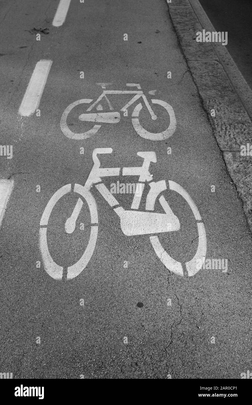 Strada ciclabile con segnali confusi di biciclette Foto Stock