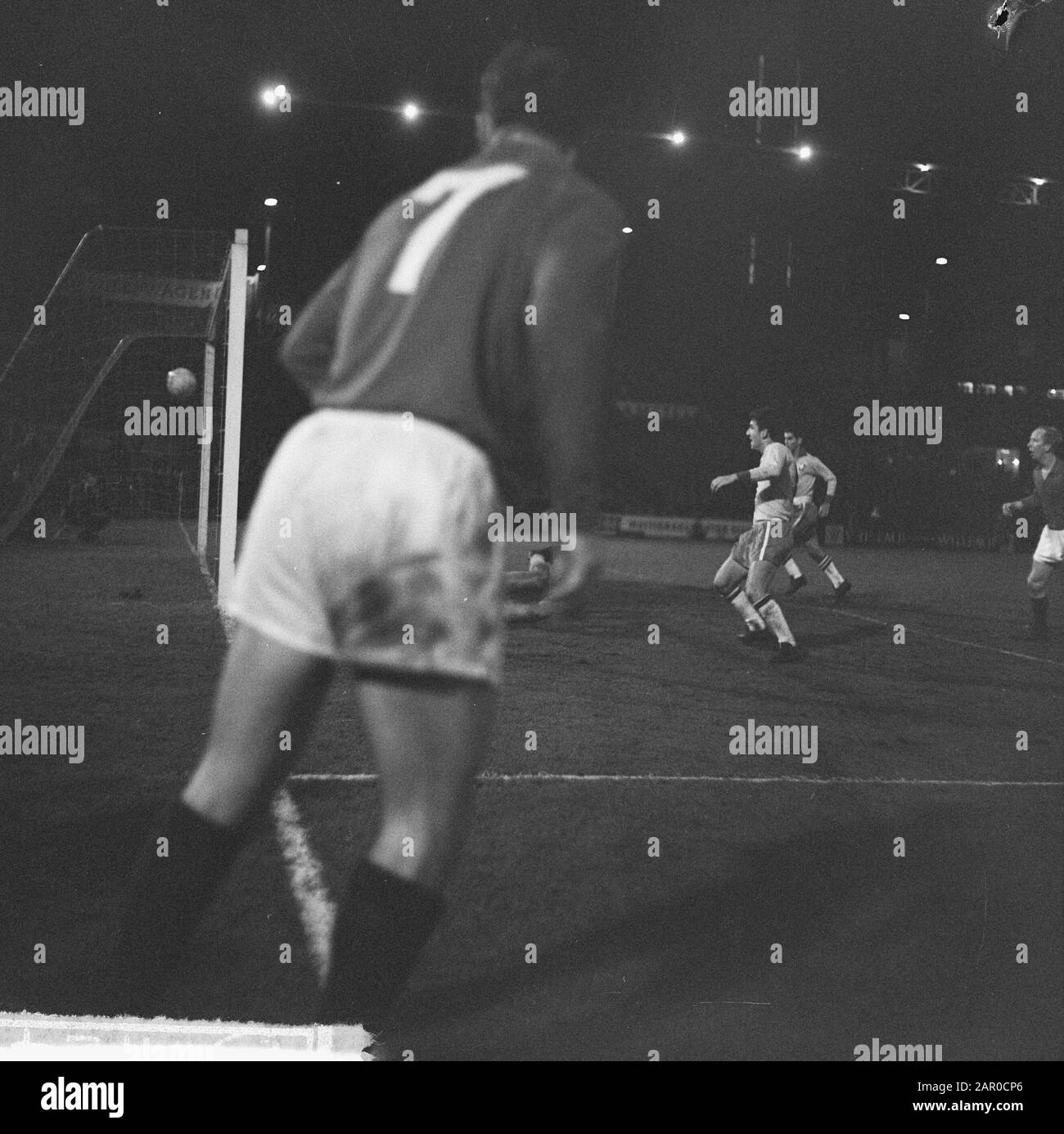 Paesi Bassi contro Brasile 1-0. Momento di gioco l'unico obiettivo Data: 2 maggio 1963 Parole Chiave: Sport, calcio Foto Stock