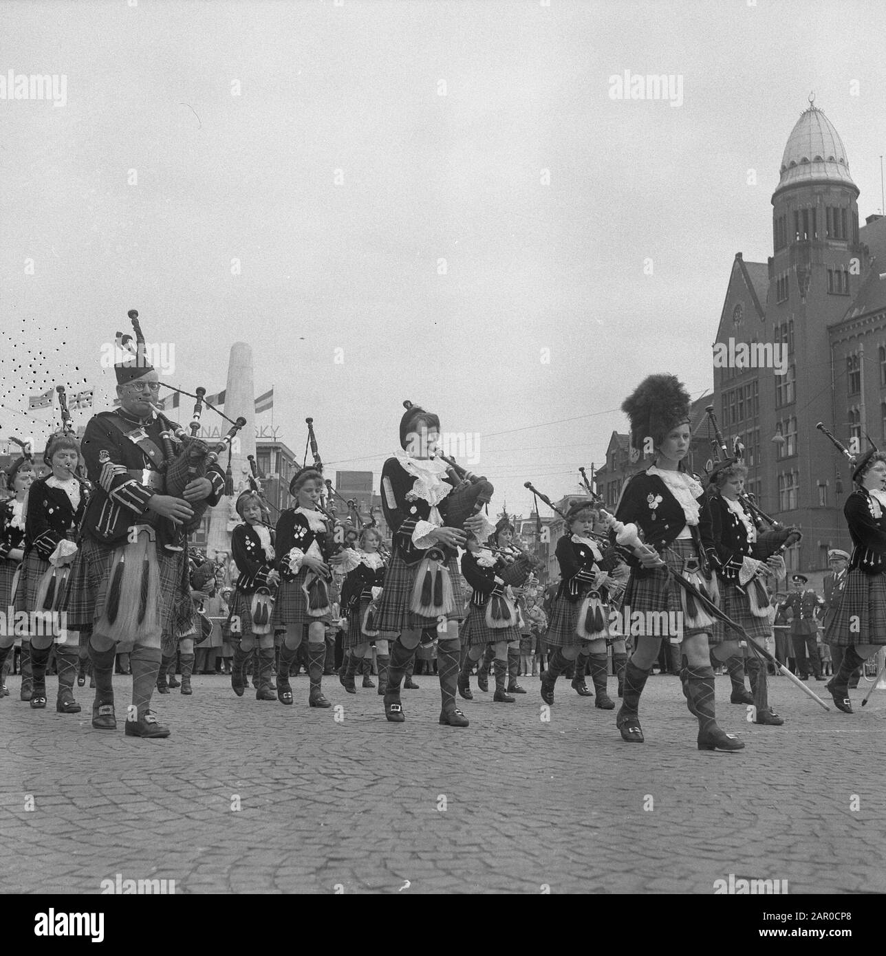 Ospiti scozzesi in Piazza Dam. Concerto By The Wieks Girl Pipeband From Scotland Data: 24 Giugno 1963 Località: Great Britain, Scotland Parole Chiave: Concerti Istituto Nome: Wieks Girl Pipeband Foto Stock