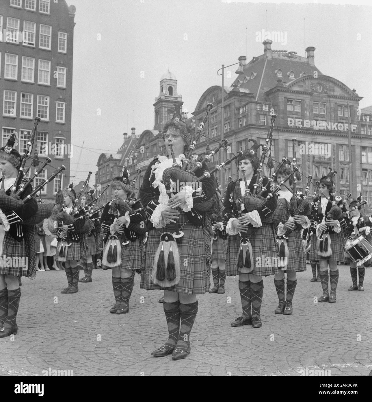 Ospiti scozzesi in Piazza Dam. Concerto By The Wieks Girl Pipeband From Scotland Data: 24 Giugno 1963 Località: Great Britain, Scotland Parole Chiave: Concerti Istituto Nome: Wieks Girl Pipeband Foto Stock