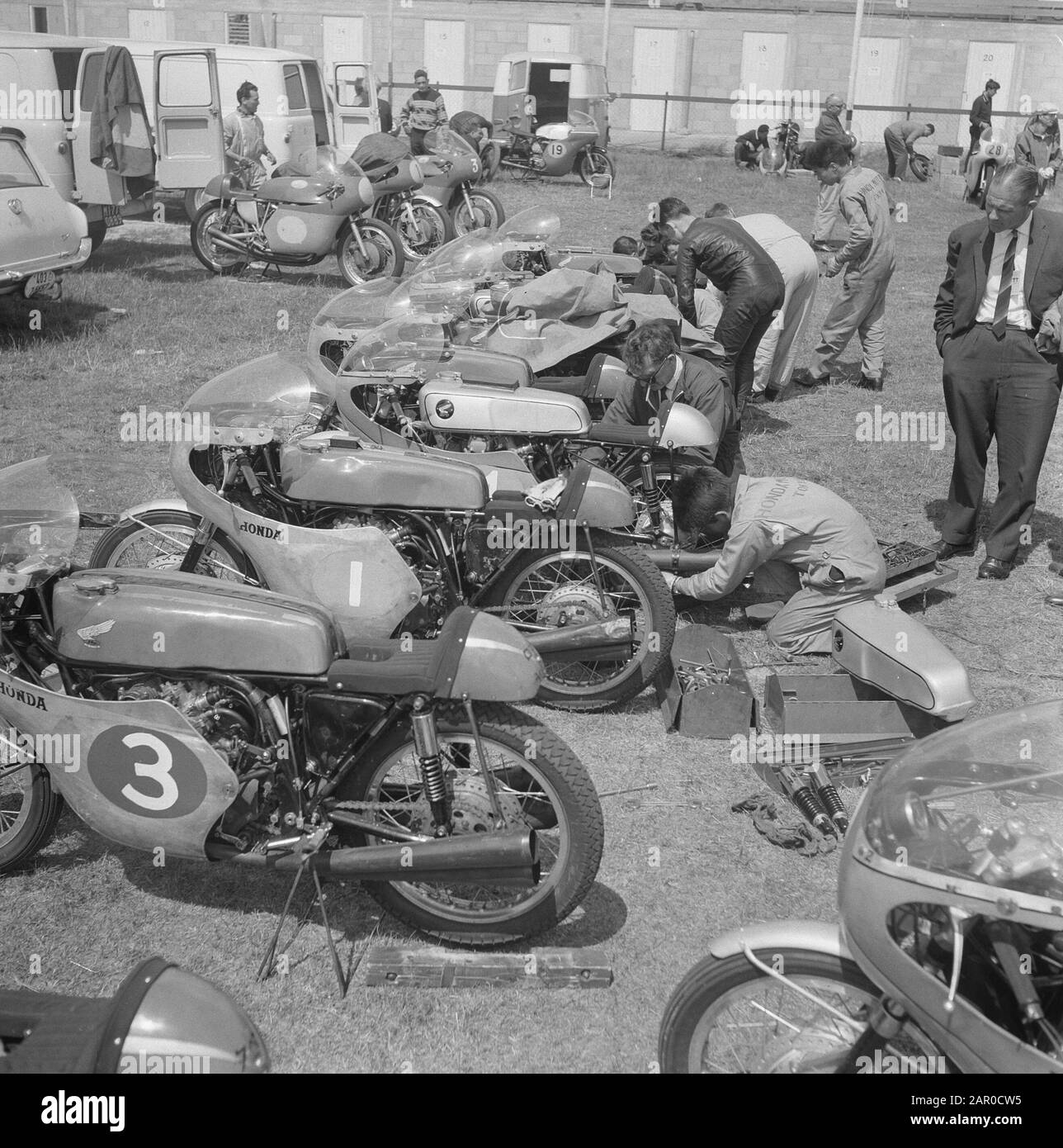 TT Assen 1963, TT Assen. Honda Factory team Data: 27 Giugno 1963 Località: Assen, Drenthe Parole Chiave: Motorsport, motorsport, sport Foto Stock