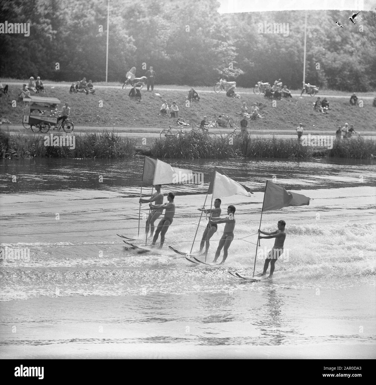 Nazionale Di Sci D'Acqua Al Forest Rink. Immersioni con gli sci ai piedi rampa di salto era ancora secca Data: 20 luglio 1963 Località: Amsterdam, Amsterdam Bos, Bosbaan, Noord-Holland Parole Chiave: Waterskien, Campionati Foto Stock