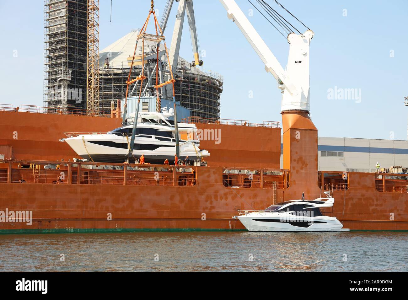 2 nuovi yacht a motore che si alzano su grande barca per l'esportazione Foto Stock