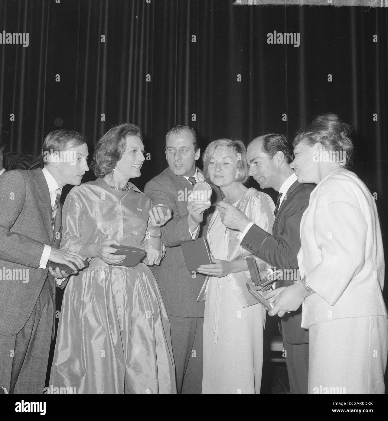 Louis DR Prize for Guus Hermus come miglior attore maschile, premiato dal sindaco di Zwolle, nel centrodden Guus Hermus, ha lasciato Ank van der Meer e Data: 6 giugno 1963 Località: Overijssel, Zwolle Parole Chiave: Sindaci, attori Nome personale: Hermus, guus, Moer, Ank van der Institutioningsnaam: Louis d'Or Foto Stock