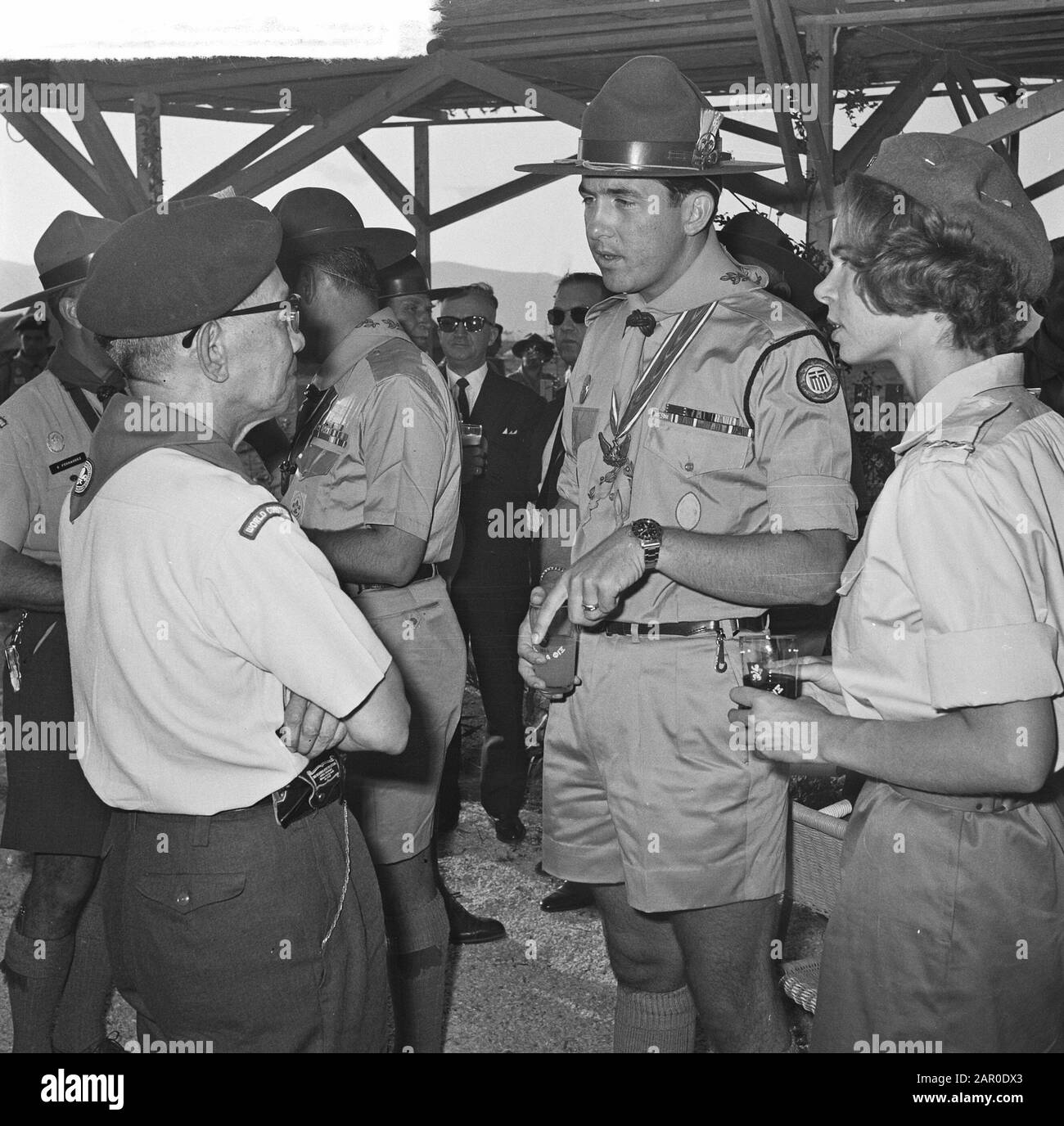Jamboree 1963 Alla Marathon Grecia. Prince With Philippine Delegate Leader Delgado Data: 12 Agosto 1963 Località: Grecia Parole Chiave: Princes Institution Nome: Jamboree Foto Stock