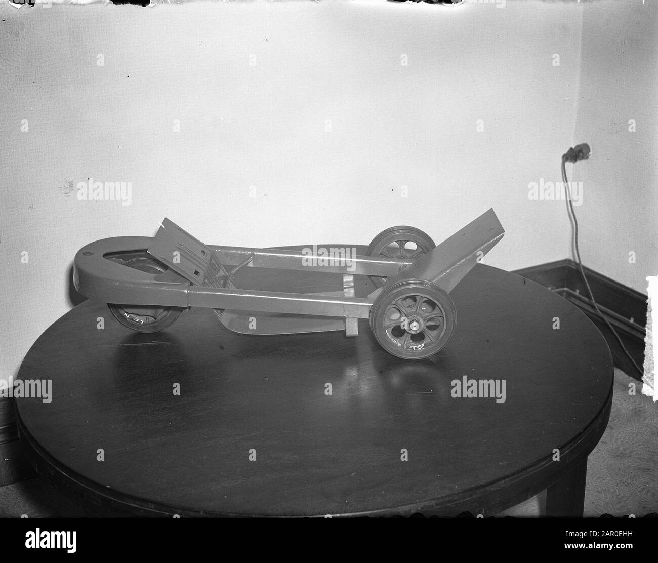 Slitta su 3 ruote per pneumatici piatti Data: 17 dicembre 1948 Foto Stock Slitta su 3 ruote per pneumatici piatti Data: 17 dicembre 1948 Foto Stock