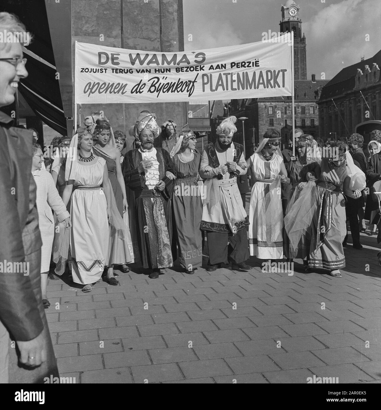 Mercato record a Bijenkorf a Rotterdam, The Wama's Date: 8 October 1963 Location: Rotterdam, Zuid-Holland Keywords: Artisti, dischi gramophone, grandi magazzini, negozi, cantanti Foto Stock