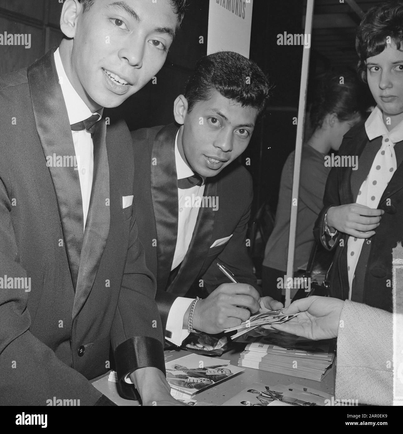 Mercato record a Bijenkorf a Rotterdam. The Blue Diamonds Data: 9 ottobre 1963 luogo: Rotterdam, Zuid-Holland Parole Chiave: Artisti, dischi gramophone, musicisti, gruppi pop, grandi magazzini, negozi, cantanti Foto Stock