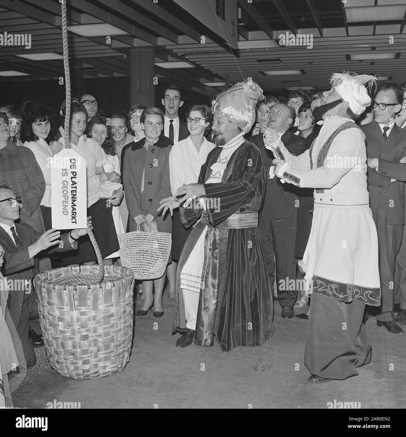 Mercato record a Bijenkorf a Rotterdam. Data de Wama: 9 ottobre 1963 Località: Rotterdam, Zuid-Holland Parole Chiave: Artisti, gramophone dischi, grandi magazzini, negozi Foto Stock