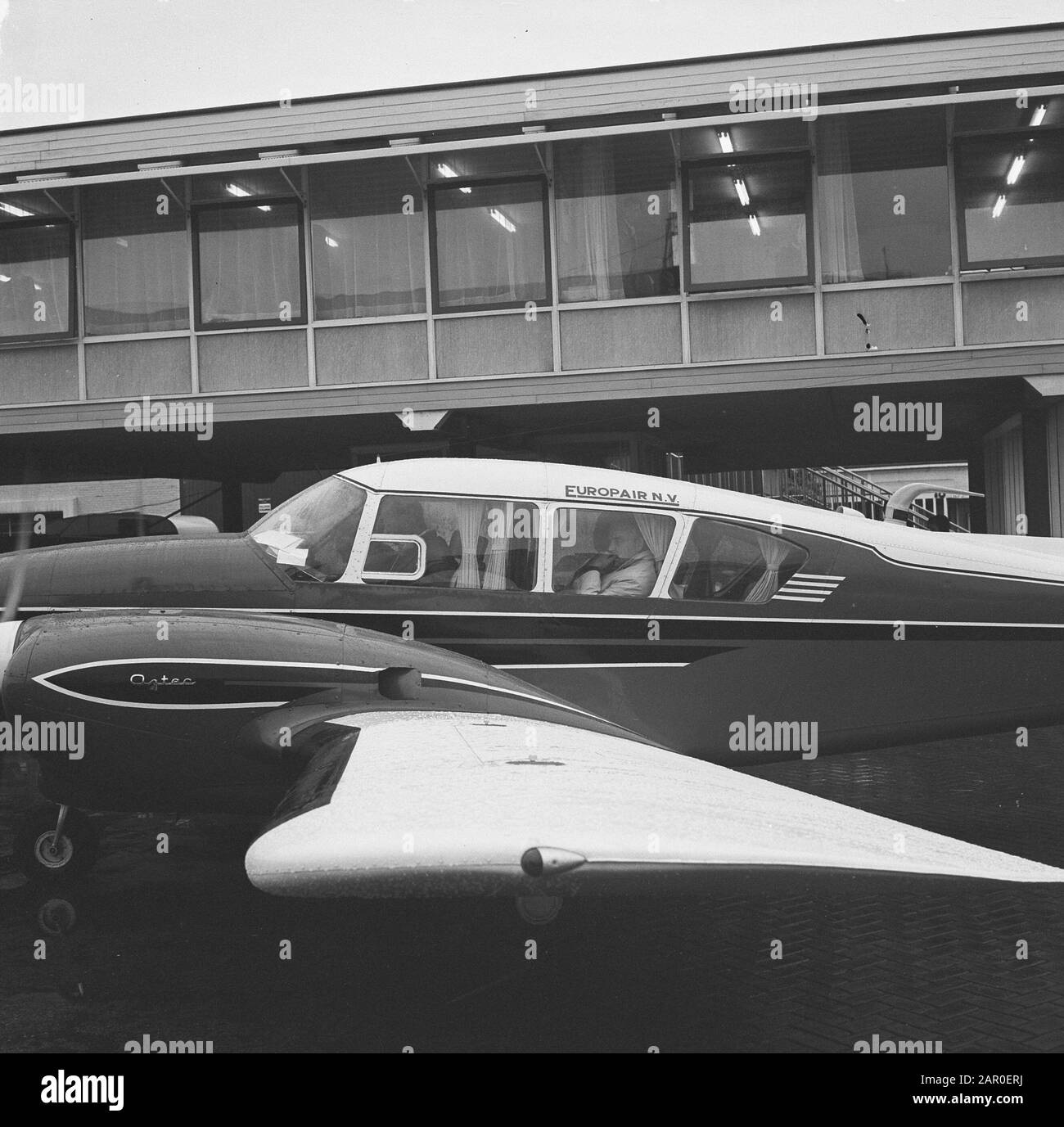 Principe Rainier con aeromobile privato in partenza da Schiphol a Delfzijl Data: 15 agosto 1963 luogo: Noord-Holland, Schiphol Parole Chiave: Aircraft Nome personale: Rainier, Prince of Monaco Foto Stock