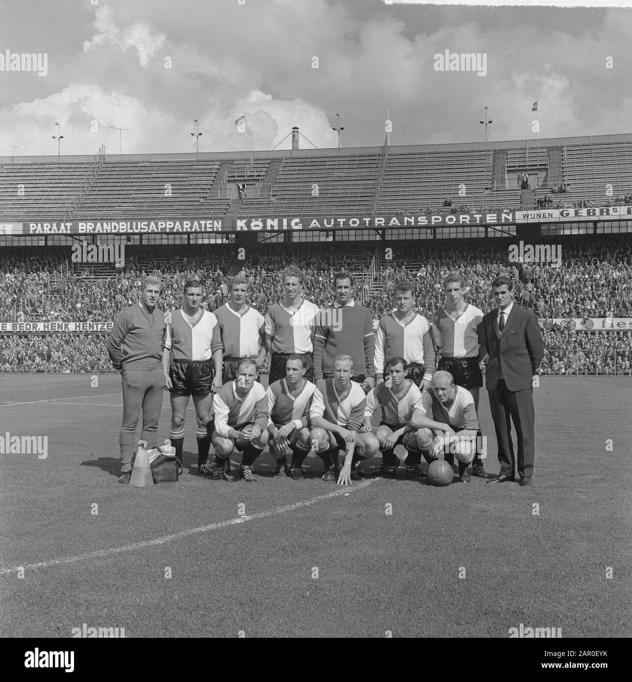 Elftal Feyenoord: Meijer (Caregiver), Veldhoen, Kraay, Klaassens, Pieters Graafland, Kreyermaat, Hook, Hofling, Gerard 'Pummie' Bergholtz, Rinus Bennaars, Large, Moulin And Crever Data: 1 Settembre 1963 Luogo: Rotterdam Parole Chiave: Squadre, Calcio, Calciatori Nome Personale: Benvaders, Rinus, Bergholtz, Gerard, Groot, Henk, Haak, Guus, Klaassens, Jan, Kraay, Hans, Kreijermaat, Reinier, Meijer, Gerard, Moulijn, Coen, Pieters Graafland, Eddy, Veldhoen, Cor Foto Stock