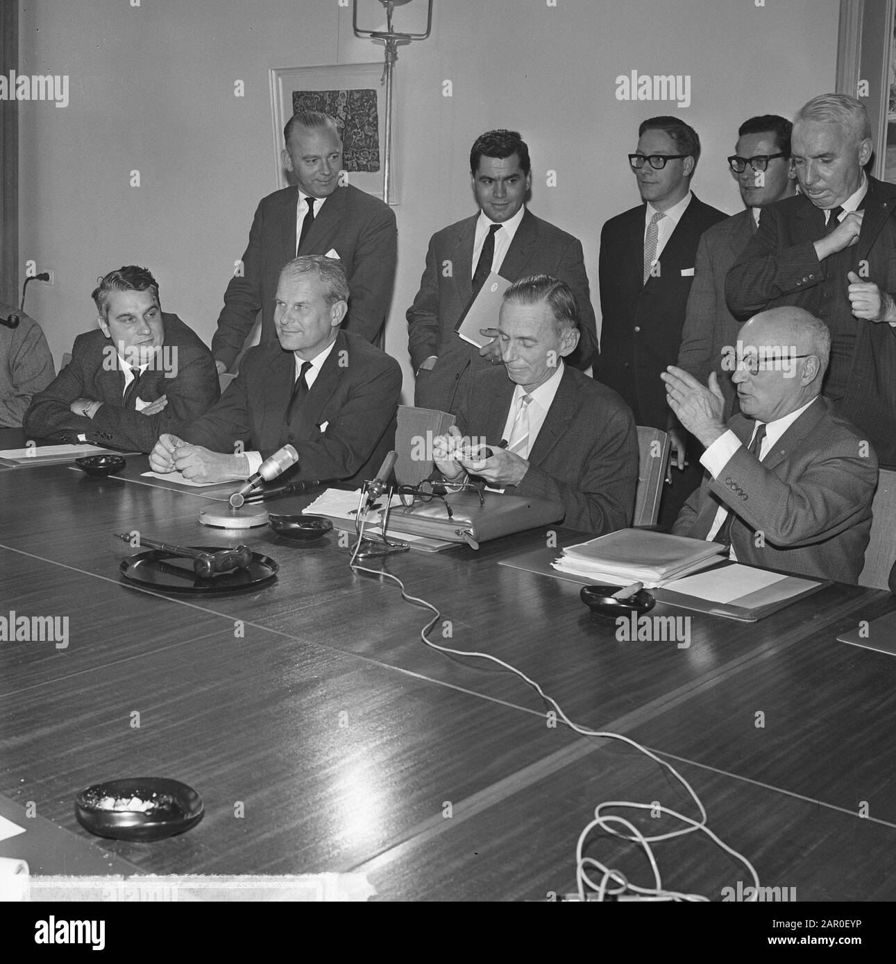 Consulenza salariale nella costruzione della SER all'Aia Data: 18 ottobre 1963 Località: L'Aia, Zuid-Holland Parole Chiave: Edifici, consultazione salariale Nome dell'istituzione: Ser Foto Stock