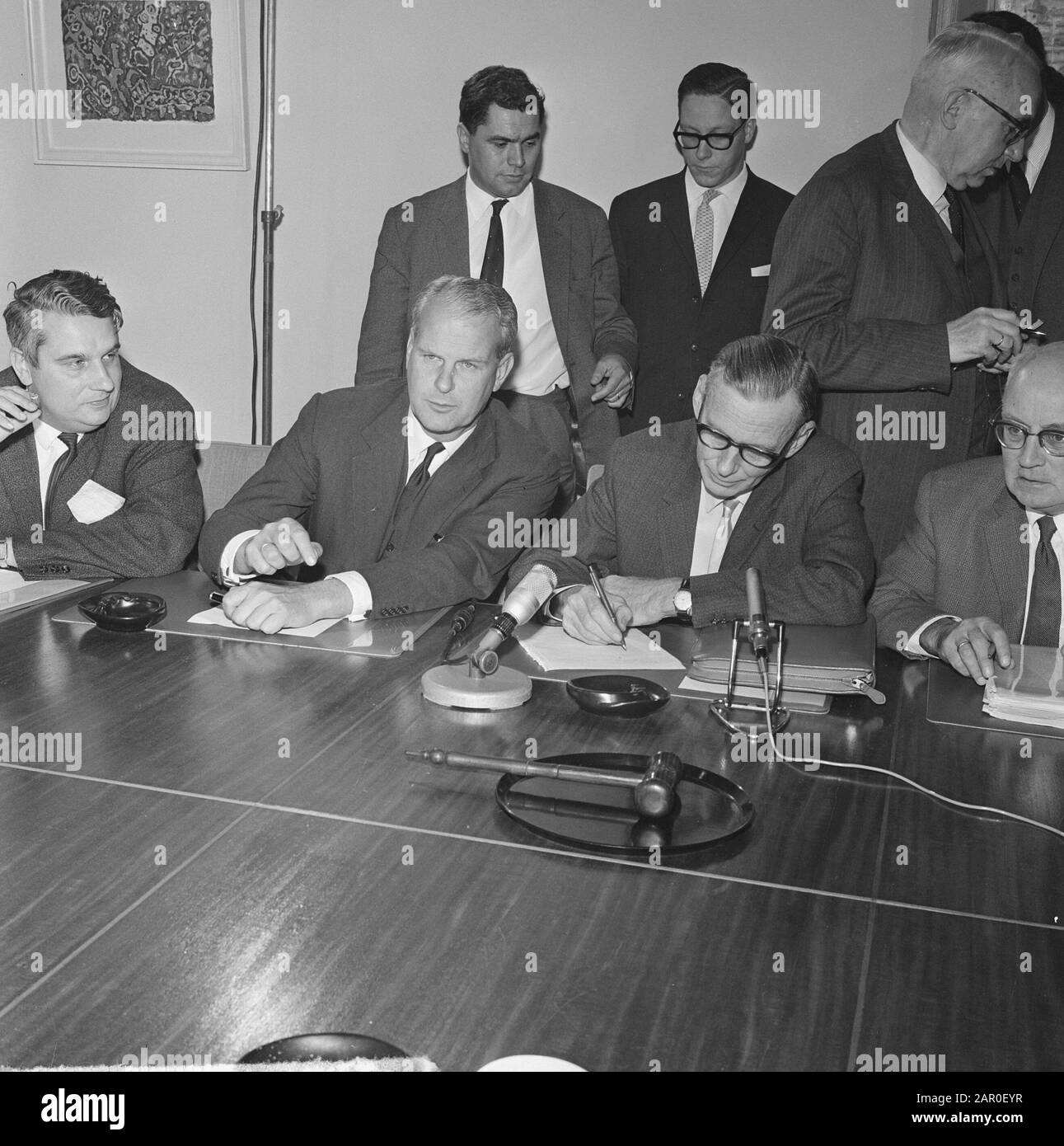 Consulenza salariale nella costruzione della SER all'Aia Data: 18 ottobre 1963 Località: L'Aia, Zuid-Holland Parole Chiave: Edifici, consultazione salariale Nome dell'istituzione: Ser Foto Stock