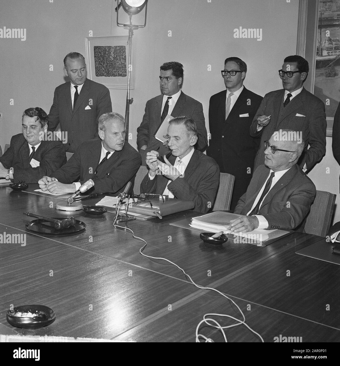 Consulenza salariale nella costruzione della SER all'Aia Data: 18 ottobre 1963 Località: L'Aia, Zuid-Holland Parole Chiave: Edifici, consultazione salariale Nome dell'istituzione: Ser Foto Stock