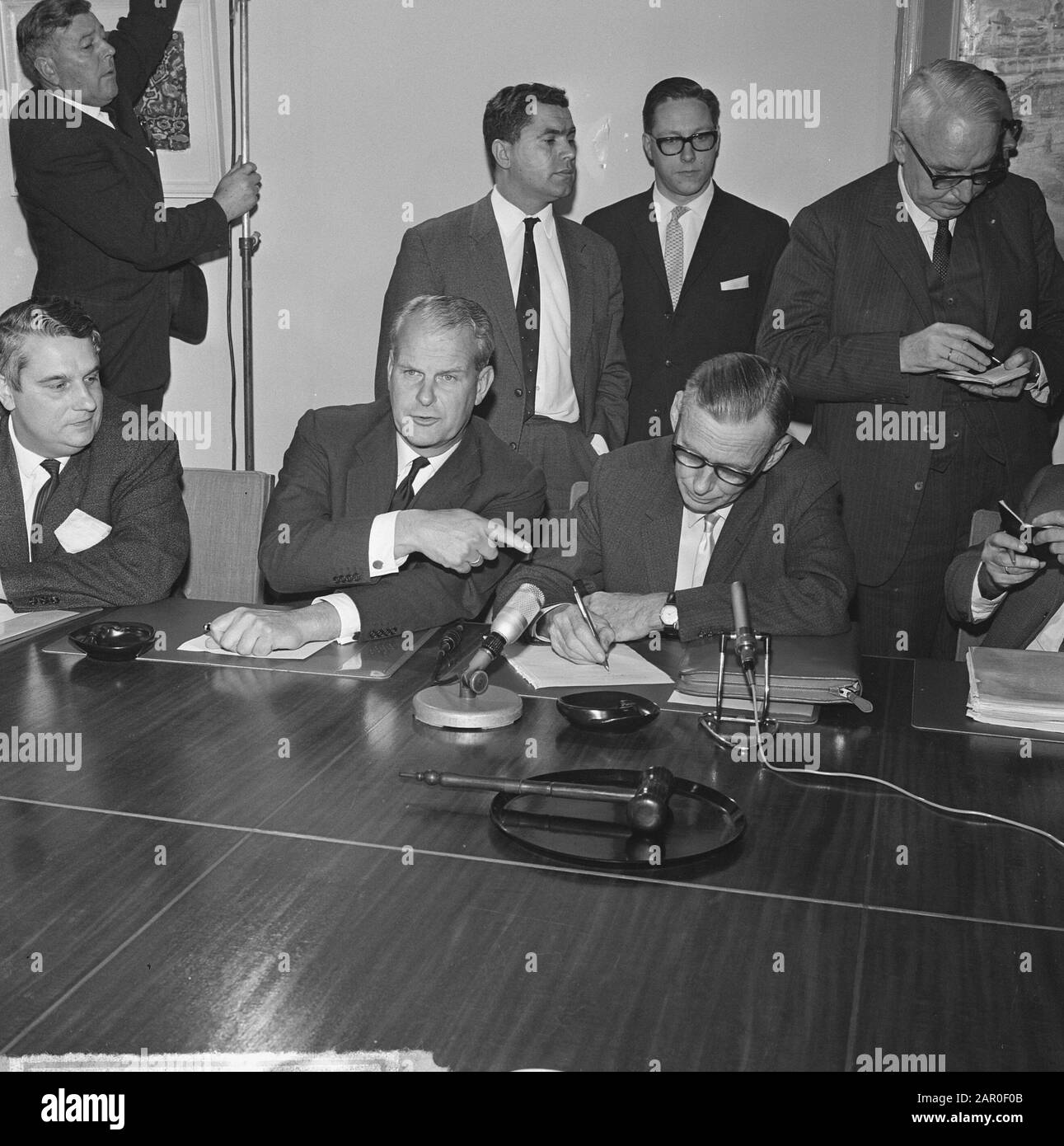 Consulenza salariale nella costruzione della SER all'Aia Data: 18 ottobre 1963 Località: L'Aia, Zuid-Holland Parole Chiave: Edifici, consultazione salariale Nome dell'istituzione: Ser Foto Stock