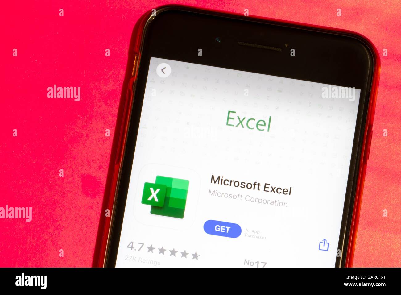 Los Angeles, California, Stati Uniti - 22 gennaio 2020: Logo Microsoft Excel sullo schermo del telefono piatto con sfondo rosso, editoriale Illustrativo Foto Stock