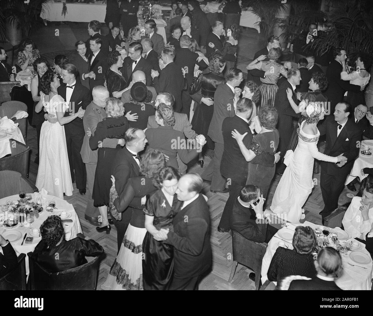 Primo film cinematografico olandese post-bellico Non invano" al City Theatre di Amsterdam. Premiazione degli attori e della troupe cinematografica Data: 24 dicembre 1948 luogo: Amsterdam Parole Chiave: Attori, film, onori Foto Stock