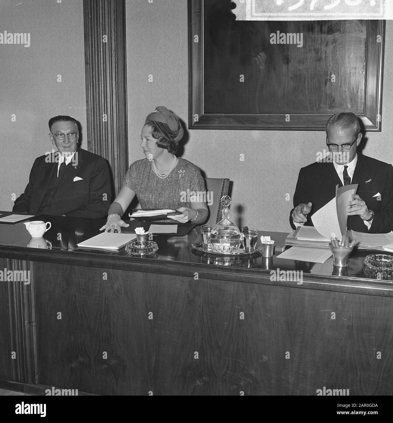 Principessa Beatrix al Consiglio dei datori di lavoro olandesi connessi. Princess Beatrix Behind the Board Data: 13 novembre 1963 Località: Den Haag, Zuid-Holland Parole Chiave: Tavoli da tavolo Nome personale: Beatrix, principessa Foto Stock