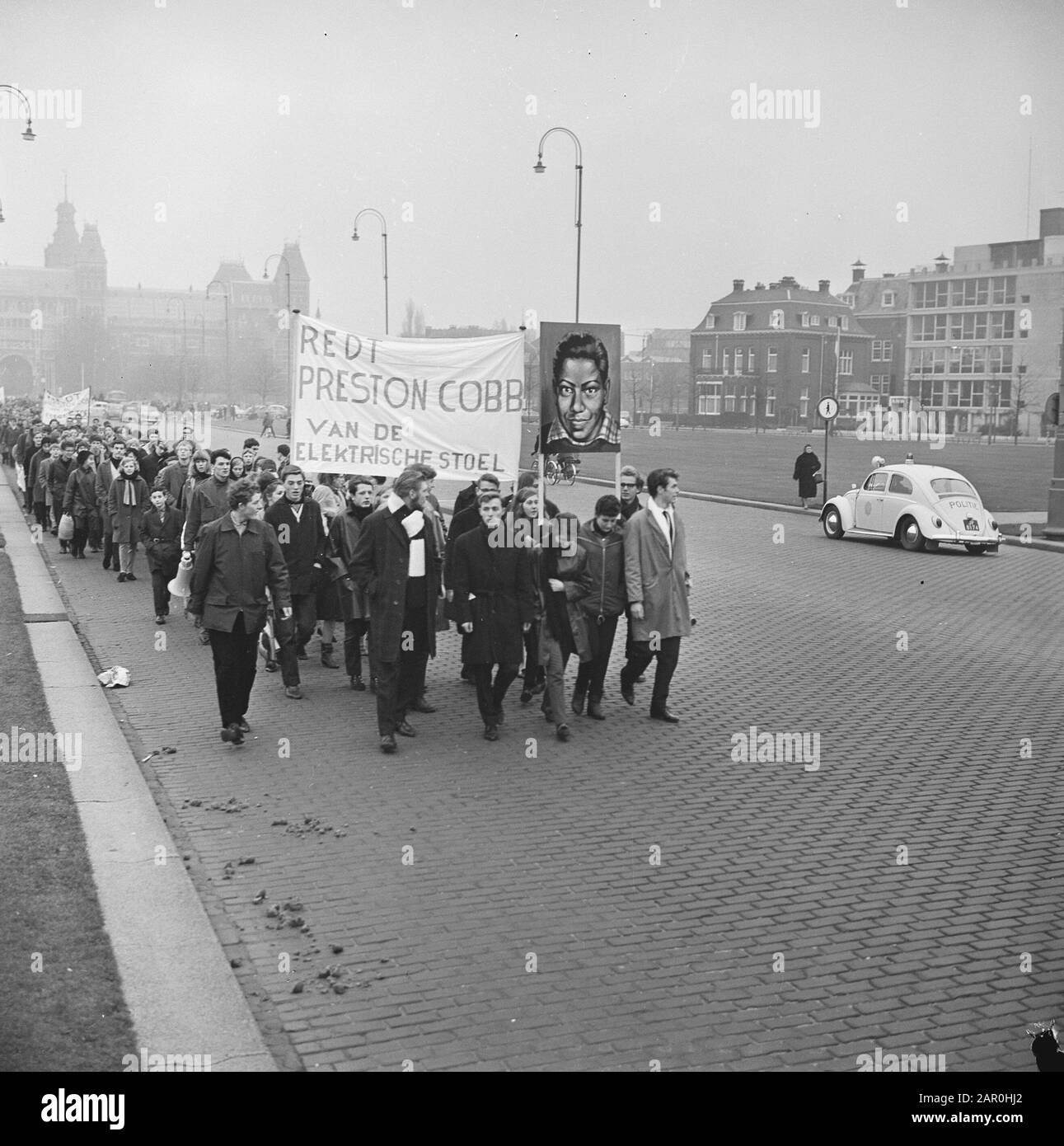 Marzo di protesta contro l'esecuzione Preston Cobb ad Amsterdam Data: 30 novembre 1963 Località: Amsterdam, Noord-Holland Parole Chiave: Marce di protesta, esecuzioni Foto Stock