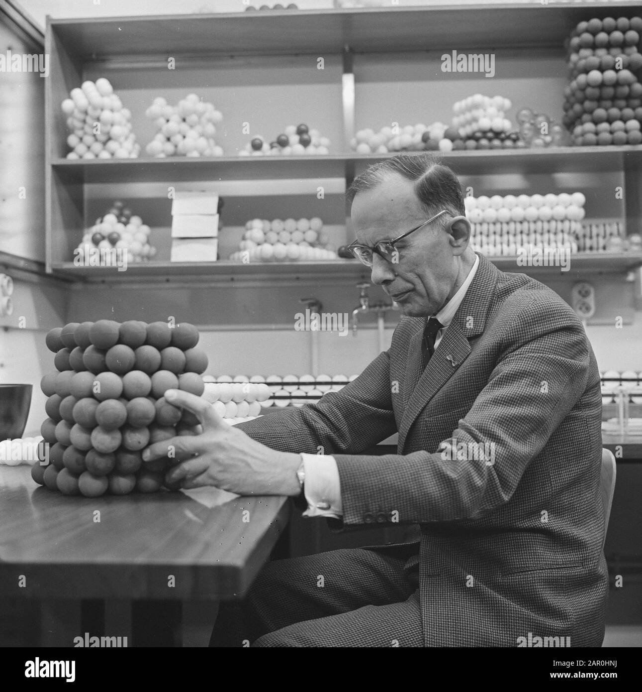 Medaglia d'oro al professor Dr. W.G. Cittadini Qui nel suo laboratorio Data: 5 dicembre 1963 Parole Chiave: Laboratori, medaglie Nome personale: Citizens, W.G. Foto Stock