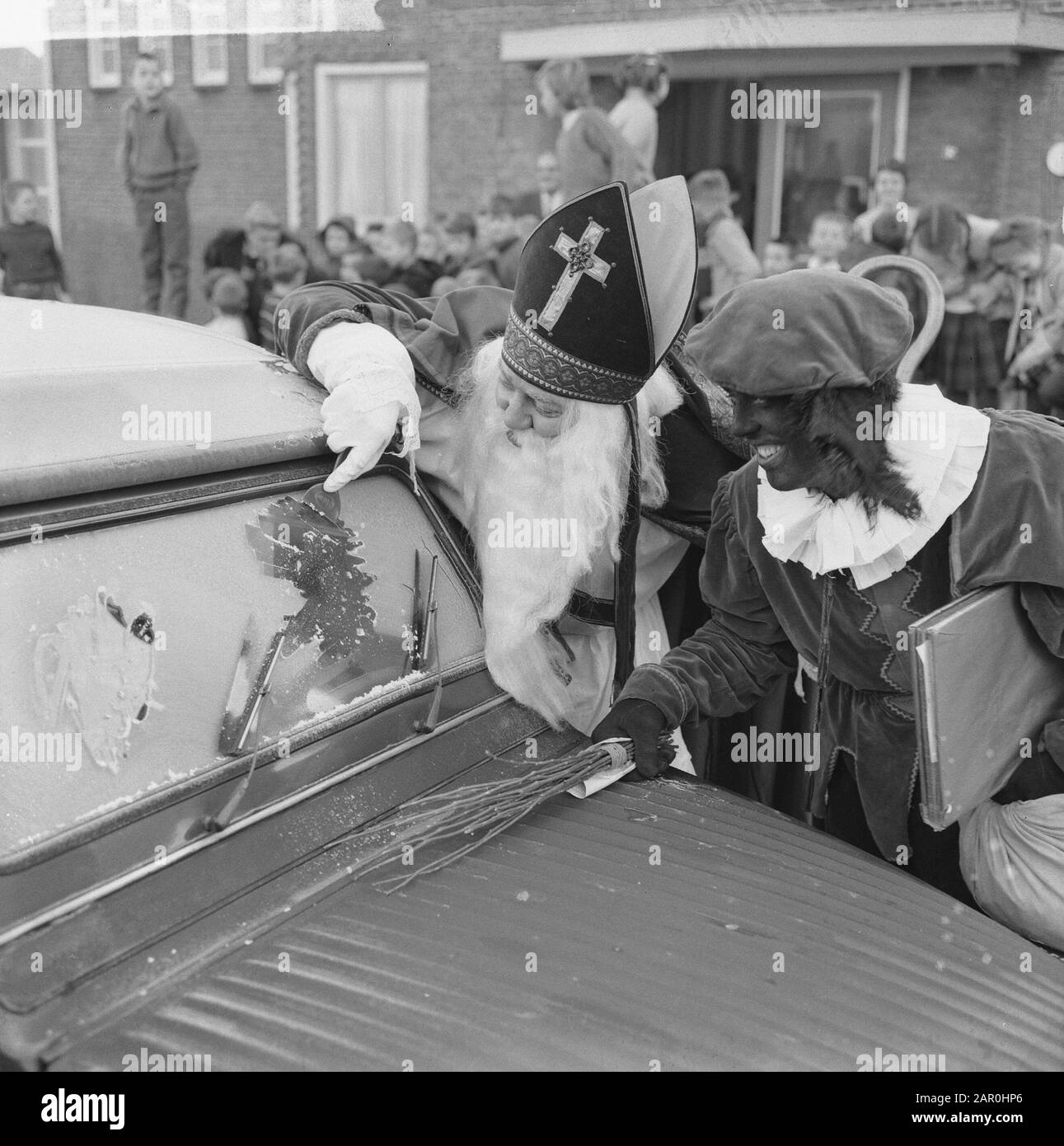San Nicola e Piet, le loro finestre di auto appannato da tempo di congelamento Data: 4 Dicembre 1963 Parole Chiave: Automobili, Ramen Nome del personale: Piet, Sinterklaas Foto Stock