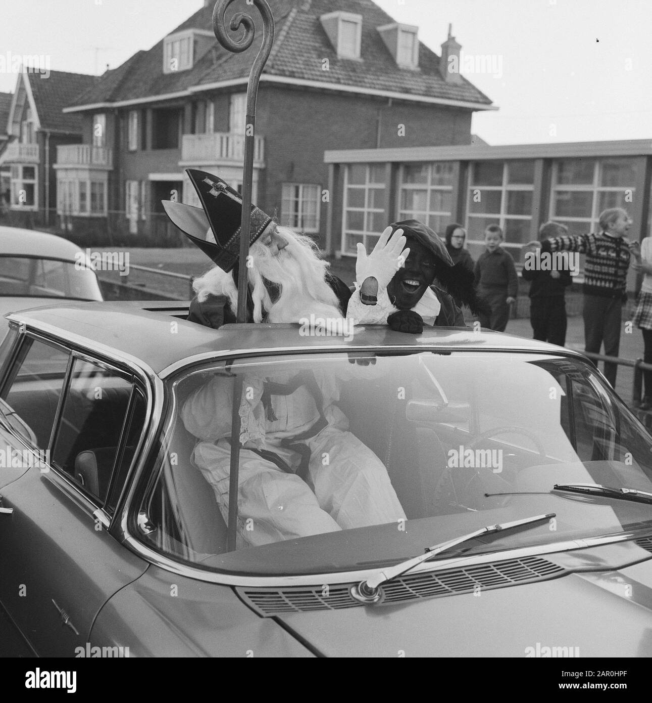 San Nicola e Piet, le loro finestre di auto appannato da tempo di congelamento Data: 4 Dicembre 1963 Parole Chiave: Automobili, Ramen Nome del personale: Piet, Sinterklaas Foto Stock