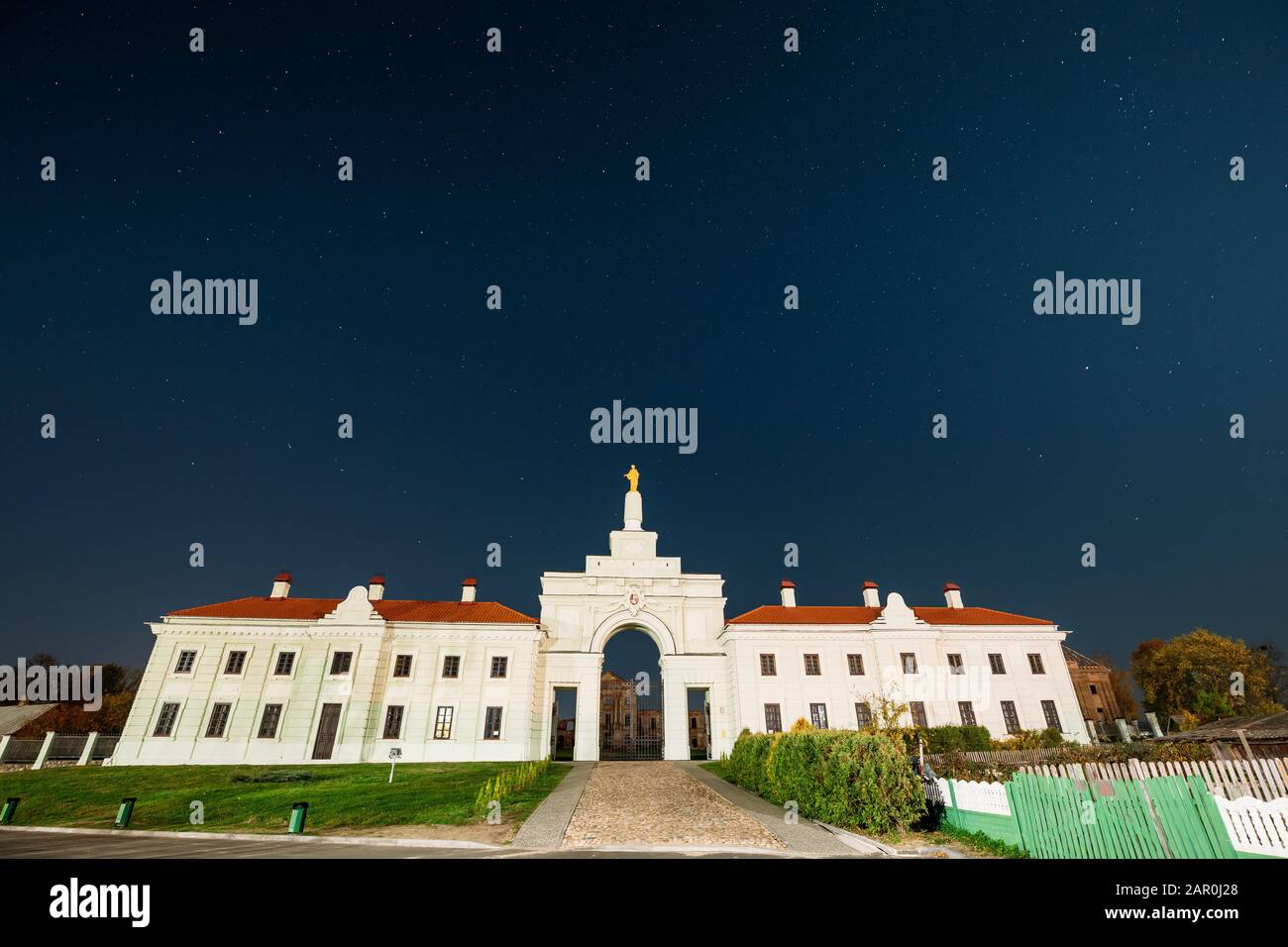 Ruzhany, Regione Di Brest, Bielorussia. Notte Starry Sky Sopra Porta A Ruzhany Palace Famoso Storico Luogo Di Interesse Sotto Le Stelle Di Notte. Vista Notturna. Foto Stock