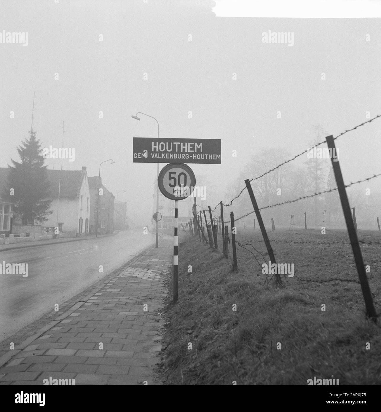 Hotel in Housem dove i marocchini sono espulsi (comune di Valkenburg), segno di frontiera del comune di Housem Data: 7 gennaio 1964 Località: Housem, Marocco, Valkenburg Foto Stock