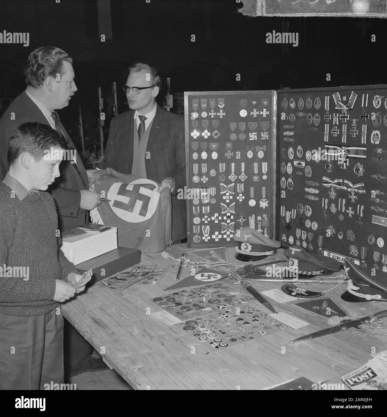 Capodanno al Koopmansbeurs di Amsterdam, uno dei collezionisti che ha tutto nel campo dell'esercito tedesco e dell'ora nazista Data: 12 gennaio 1964 luogo: Amsterdam, Noord-Holland Nome dell'istituzione: Koopmansbeurs Foto Stock