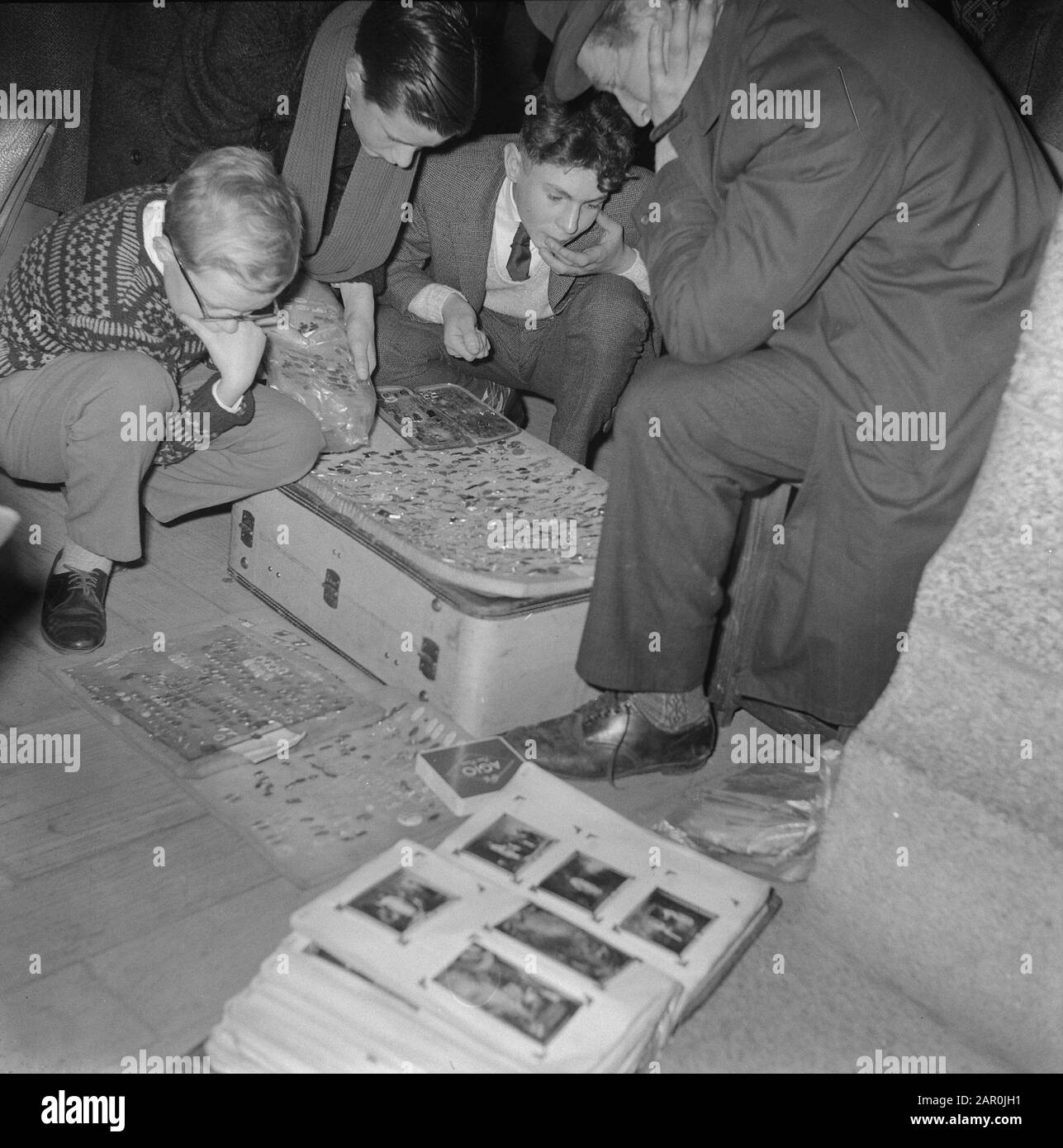 Capodanno al Koopmansbeurs di Amsterdam, uno dei collezionisti che ha tutto nel campo dell'esercito tedesco e dell'ora nazista Data: 12 gennaio 1964 luogo: Amsterdam, Noord-Holland Nome dell'istituzione: Koopmansbeurs Foto Stock