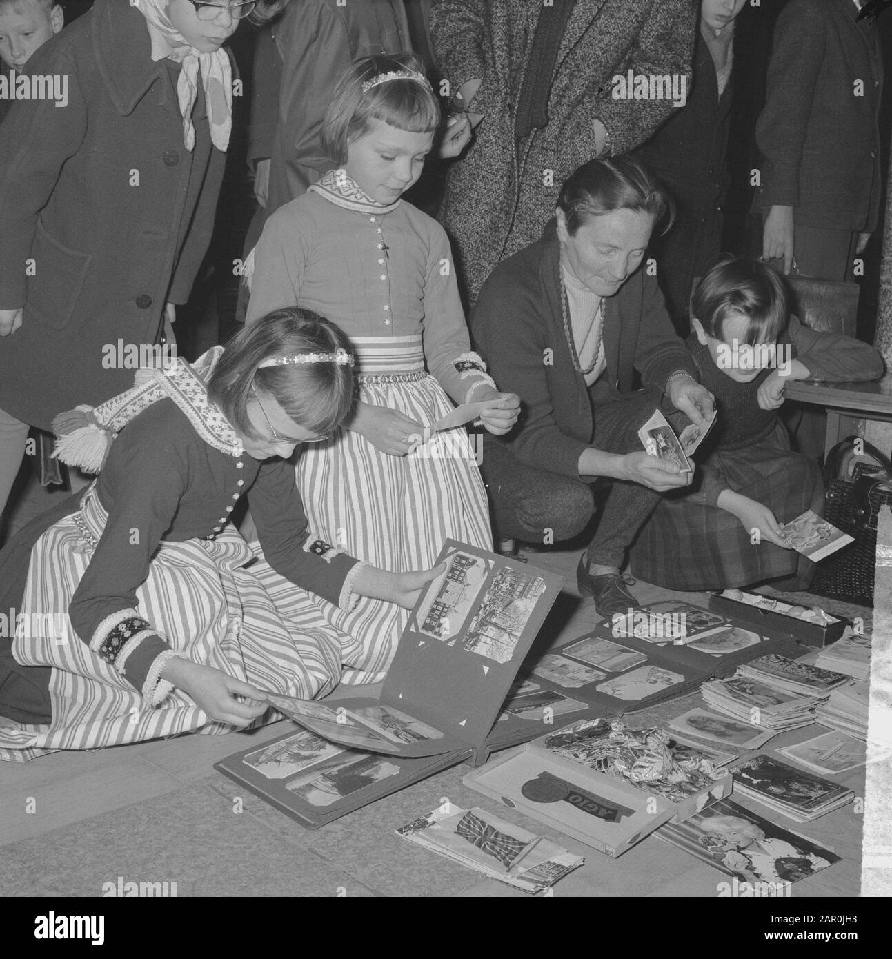 Capodanno al Koopmansbeurs di Amsterdam, uno dei collezionisti che ha tutto nel campo dell'esercito tedesco e dell'ora nazista Data: 12 gennaio 1964 luogo: Amsterdam, Noord-Holland Nome dell'istituzione: Koopmansbeurs Foto Stock