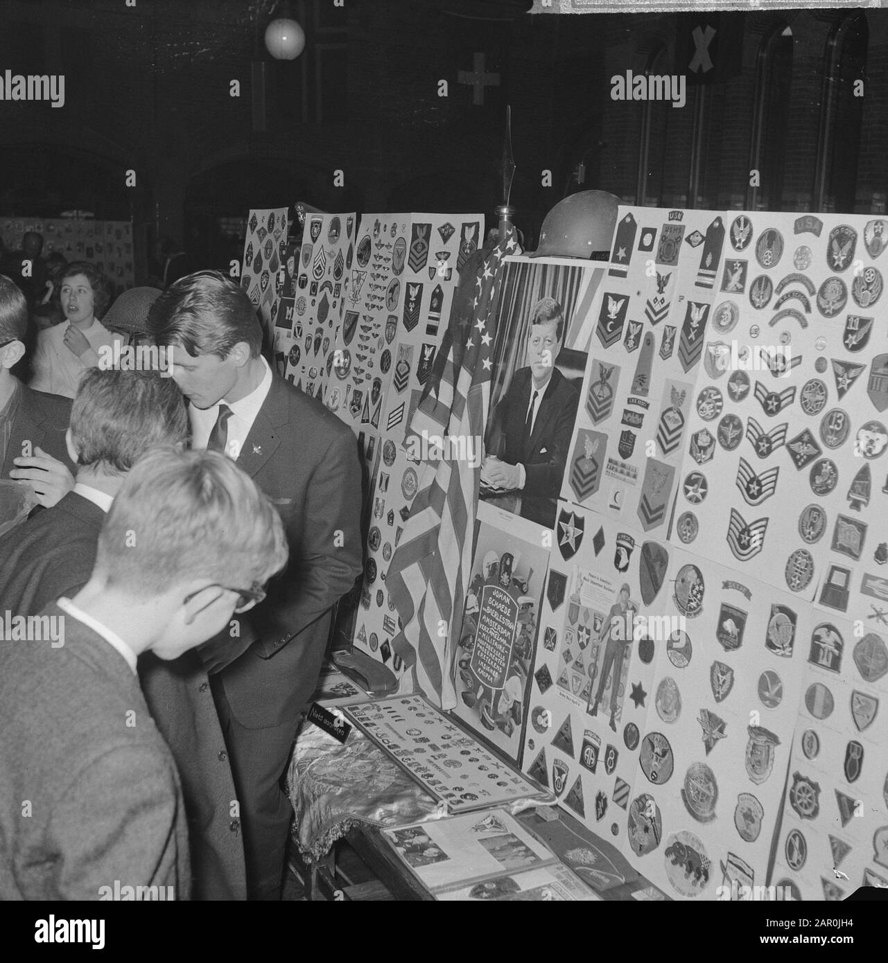 Capodanno al Koopmansbeurs di Amsterdam, uno dei collezionisti che ha tutto nel campo dell'esercito tedesco e dell'ora nazista Data: 12 gennaio 1964 luogo: Amsterdam, Noord-Holland Nome dell'istituzione: Koopmansbeurs Foto Stock