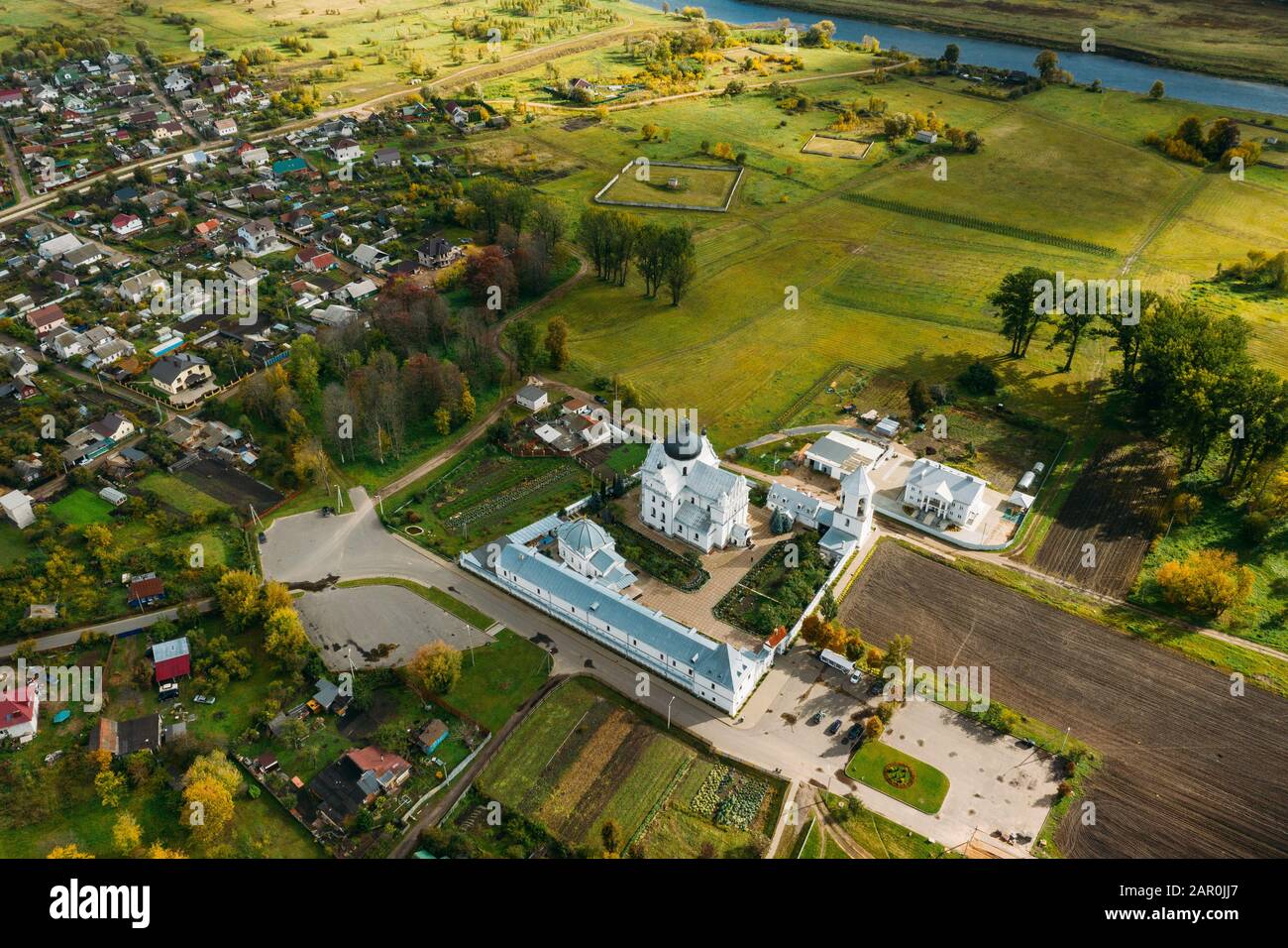 Mahiliou, Bielorussia. Paesaggio Urbano Di Mogilev Con Il Famoso Landmark St. Nicholas Monastery. Veduta Aerea Dello Skyline In Autunno. Vista dall'alto. Foto Stock