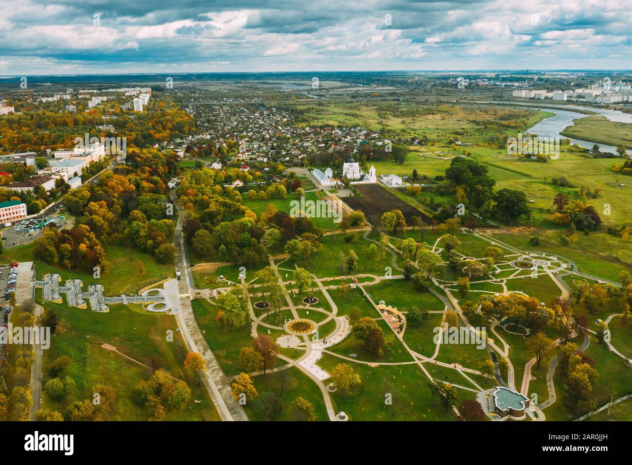 Mahiliou, Bielorussia. Paesaggio Urbano Di Mogilev Con Il Famoso Landmark St. Nicholas Monastery. Veduta Aerea Dello Skyline In Autunno. Vista dall'alto. Foto Stock
